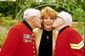 Stephanie Powers actress with Chelsea pensioners at the Chelsea Flower Show Stephanie Powers actress with Chelsea pensioners at the Chelsea Flower Show