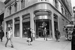 Images Dated 13th February 1981: Street scene in New York, Gucci store. 13th February 1981