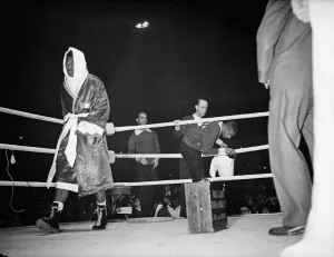 Sugar Ray Robinson enters the ring for his fight against Randolph Turpin at Earls Court Sugar Ray Robinson enters the ring for his fight against Randolph Turpin at Earls Court