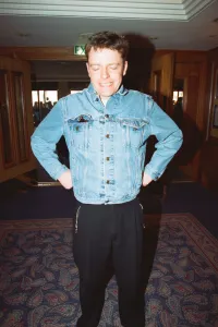 Mirror/0500to0599 00536/suggs lead singer british ska group madness Mirror/0500to0599 00536/suggs lead singer british ska group madness