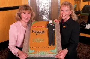 SUSAN HAMPSHIRE AND SANDRA DICKINSON IN PROMOTIONAL SHOOT HOLDING CAKE PUBLICISING NOEL SUSAN HAMPSHIRE AND SANDRA DICKINSON IN PROMOTIONAL SHOOT HOLDING CAKE PUBLICISING NOEL