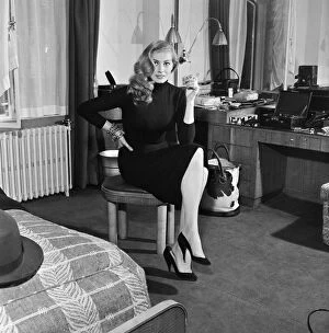 Anita Ekberg Collection: Swedish actress, Anita Ekberg, pictured in her hotel room at The Savoy, London