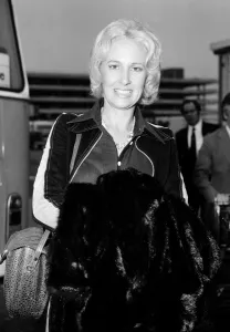 Tammy Wynette seen here at London Airport 16th April 1976 *** Local Caption *** Watscan Tammy Wynette seen here at London Airport 16th April 1976 *** Local Caption *** Watscan