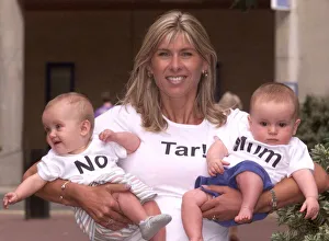 No Tar Mum Anti Smoking Campaign July 1999 Sharron Davies TV Presenter with Eliza No Tar Mum Anti Smoking Campaign July 1999 Sharron Davies TV Presenter with Eliza