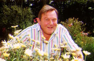 Terry Scott Comedy Actor in his garden at home dbase msi A©Mirrorpix Terry Scott Comedy Actor in his garden at home dbase msi A©Mirrorpix