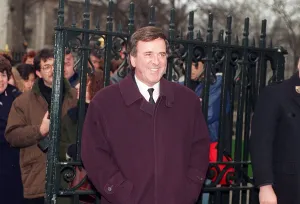 Terry Wogan TV Presenter 1994 at Les Dawsons Memorial Service A©mirrorpix Terry Wogan TV Presenter 1994 at Les Dawsons Memorial Service A©mirrorpix
