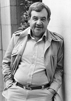 Tom Bosley Actor who plays the part of the father in the Television show THE FONZ Happy Tom Bosley Actor who plays the part of the father in the Television show THE FONZ Happy