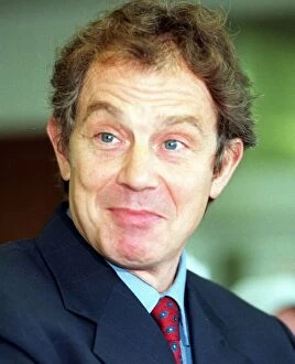 Images Dated 1st November 1998: Tony Blair visits John Wheatley college November 1998 Easterhouse Glasgow