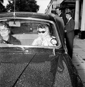 Vivien Leigh leaving her flat at 54 Eaton Square tonight at 6.15 pm Vivien Leigh leaving her flat at 54 Eaton Square tonight at 6.15 pm