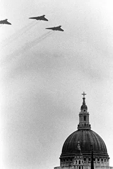 VULCAN BOMBERS DOING A FLY PAST OF ST PAULS DURING THE FALKLANDS WAR VICTORY PARADE VULCAN BOMBERS DOING A FLY PAST OF ST PAULS DURING THE FALKLANDS WAR VICTORY PARADE