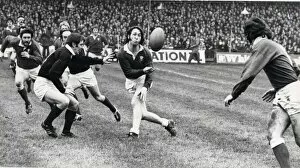 Images Dated 7th February 1976: WALES V SCOTLAND 1976- PICTURE SHOWS: Man-of-the-series J. P. R. Williams passes out to J