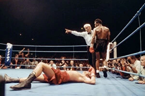 Images Dated 26th June 1993: WBC super-middleweight title, Nigel Benn vs Lou Gent. Earls Court Exhibition Centre