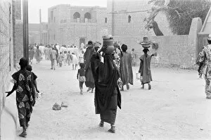Images Dated 23rd May 1976: Women carrying pots to market in Timbuktu 23rd May 1976