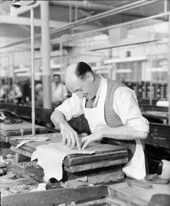 Mirror/1200to1299 01289/worker mansfield shoe factory northampton Mirror/1200to1299 01289/worker mansfield shoe factory northampton