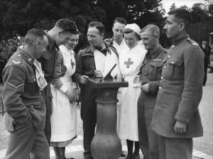 Wounded soldiers and their nurses at the Botanical Gardens, Birmingham Wounded soldiers and their nurses at the Botanical Gardens, Birmingham