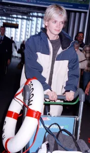 Zoe Ball Radio and TV presenter Oct 1998 Pushing a trolley as she arrives at Zoe Ball Radio and TV presenter Oct 1998 Pushing a trolley as she arrives at