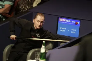 Professional Snooker Players Prints: Graeme Dott Practicing