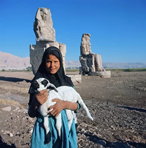 Images Dated 28th October 2011: Colossi of Memnon before a young woman with a kid in his arms