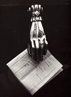 Handle in the shape of a hand