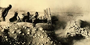 Images Dated 30th September 2014: WWII: Italian artillery troops in action against the retreating British columns at the North