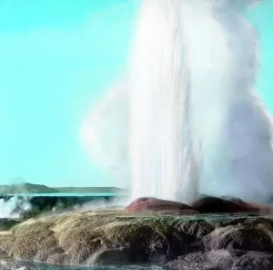 Vulkanismus Geysir Print: Hand-coloured glass slide of a hot water spring