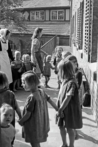 Frankfurt / Oder Print: Nurses and children dancing in 1948