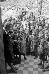 Frankfurt / Oder Print 1948: Seniors and Children Waiting