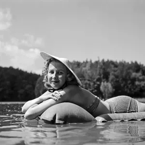 Freizeit Print: Young Woman on Air Mattress in a Lake