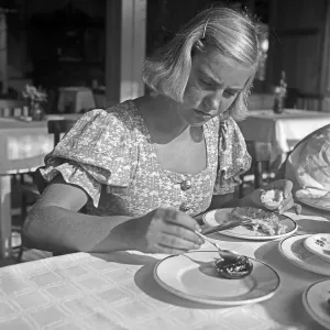 Freizeit Print: A Young Woman with Marmelade Roll