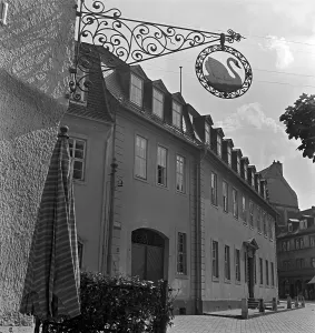 Weimar Das Goethehaus mit einer Gaststätte im Vordergrund Print