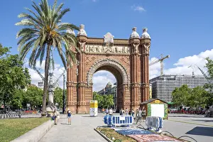 Deserted Buildings In Europe Prints: Arc de Triomf, Arc de Triomphe
