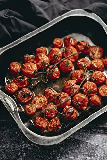 Flat Lay Food Photography Prints: Baking tray with roasted cherry tomatoes with garlic