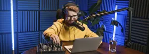 Male Radio Host Prints: Banner Junger lachelnder mannlicher Radiomoderator