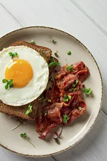 Crispy Bacon Recipe Prints: Breakfast, fried egg with bacon