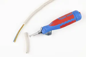 Studio Shot Background Prints: A cable and a cable puller in red and blue on a white background
