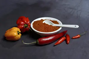 Solanaceae Plant Images Prints: Chilli powder in shell and various chilli peppers