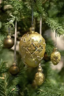 Advent Season Decorations Prints: Christmas balls on the tree