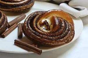 Cinnamon Roll Photography Prints: Cinnamon biscuits, cinnamon bun