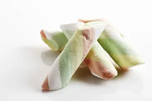 Studio Shot Food Images Prints: Colourful marshmallows
