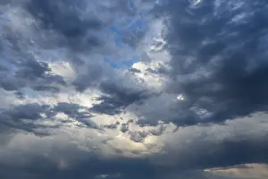 Cloudy Mood Wallpaper Prints: Dramatic cloud formation in front of a summer thunderstorm
