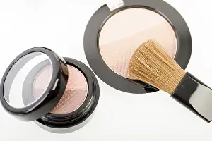 Studio Beauty Shot Prints: Eye shadow with brush