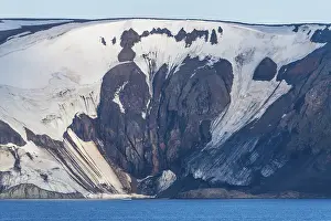 Flat Mountain Landscape Prints: Flat table mountains covered with ice