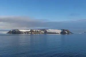 Flat Mountain Landscape Prints: Flat table mountains covered with ice