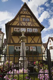 Bavaria Historic Buildings Prints: Fountain in front of Plonlein 2