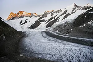 European Mountain Range Prints: Impressive high-alpine landscape
