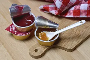 Aluminum Packaging Waste Prints: Jam in portion pack with spoon, jam