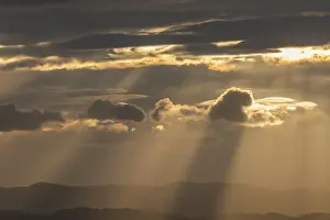Morning Light Prints: Light rays of the sun's rays through clouds in the morning