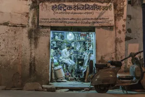 Electronics Retailer in Workshop Print, Udaipur, India