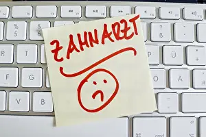 Medical Profession Prints: A note on the keyboard of a computer as a reminder: Dentist Austria