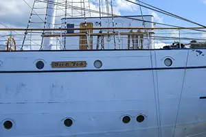 Stralsund Harbour Prints: Port side, rigging and deck superstructure